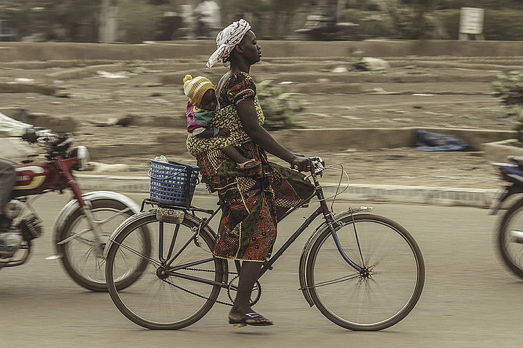 Hilfreiche Unterstützung: Fahrräder sind auch in Afrika für das tägliche Leben enorm wichtig. Foto: ZVG