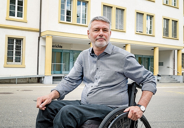Enttäuscht: Ferdinand Pulver nach der Niederlage vor dem Gerichtsgebäude in Liestal. Foto: Kenneth Nars