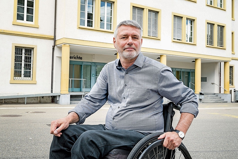 Enttäuscht: Ferdinand Pulver nach der Niederlage vor dem Gerichtsgebäude in Liestal. Foto: Kenneth Nars