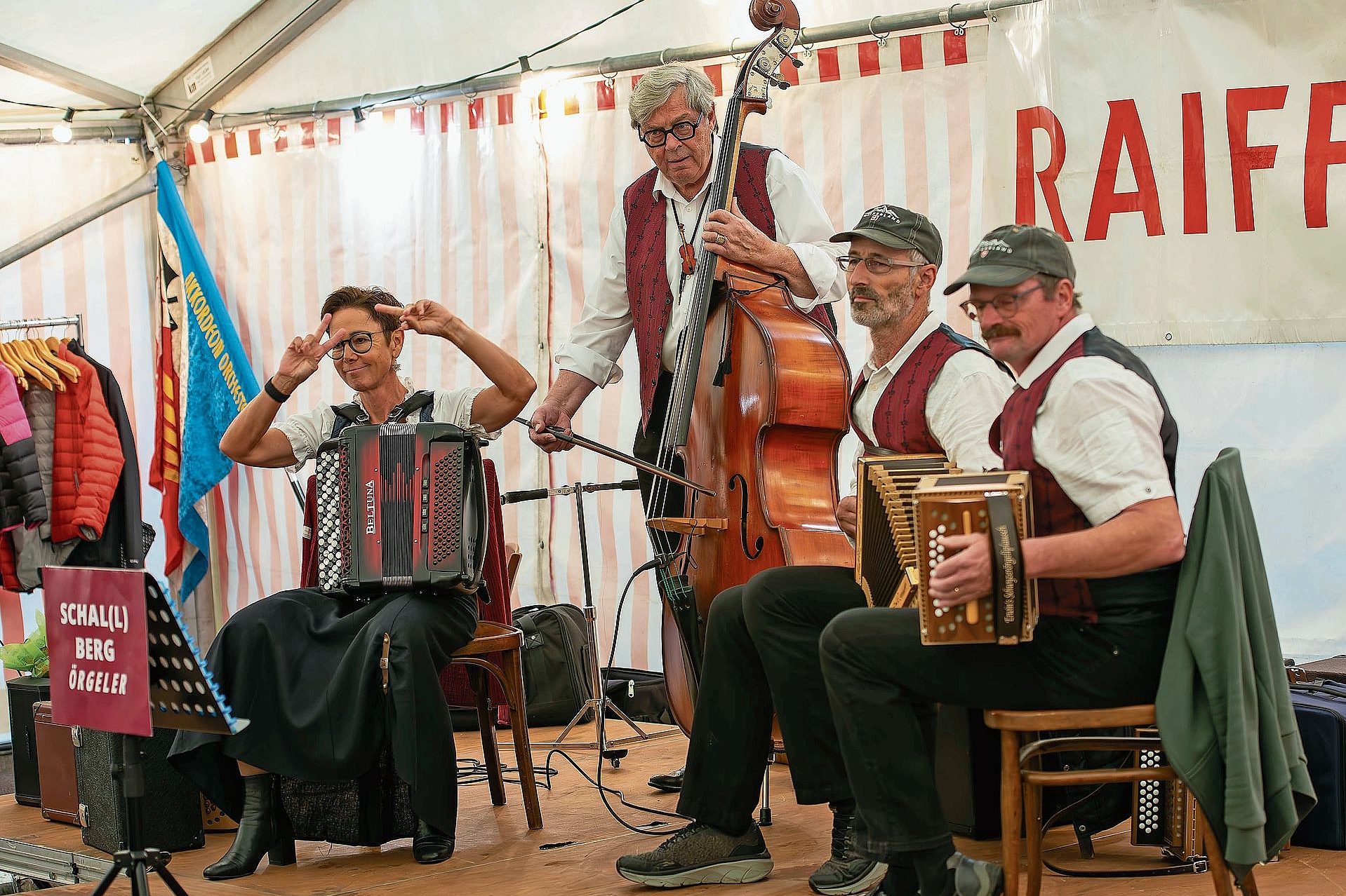 Traditionelle Klänge: Die Live-Musik im Festzelt sorgte für gute Stimmung. Foto: zvg / Toni Fischlin