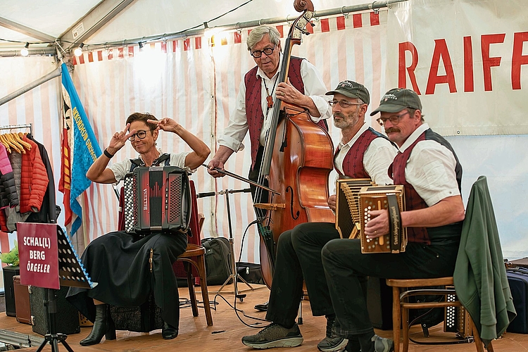 Traditionelle Klänge: Die Live-Musik im Festzelt sorgte für gute Stimmung. Foto: zvg / Toni Fischlin