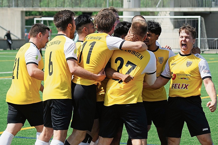 Nach dem Feiern: Zwingens Spieler hatten oft Grund zum Jubeln. Wie wird es eine Stufe höher sein? Foto: Laura Krabbe / regioSPORTal