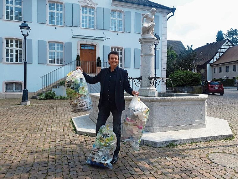 Hat schon drei Säcke gefüllt: Bo Katzmann sammelt seit drei Wochen alle Plastikabfälle. Foto: Fabia Maieroni