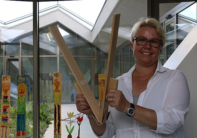 Klingt gut: Susanna Wild mit einem der Instrumente, welche die Kinder selber herstellen. Fotos: Gini Minonzio 