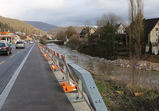 <em>Strassengeländer soll nun definitiv erstellt werden: </em>Auch die Bewohner auf der rechten Seite der Birs müssen weiterhin den Lärm der Laufenstrasse ertragen.Foto: Gaby Walther