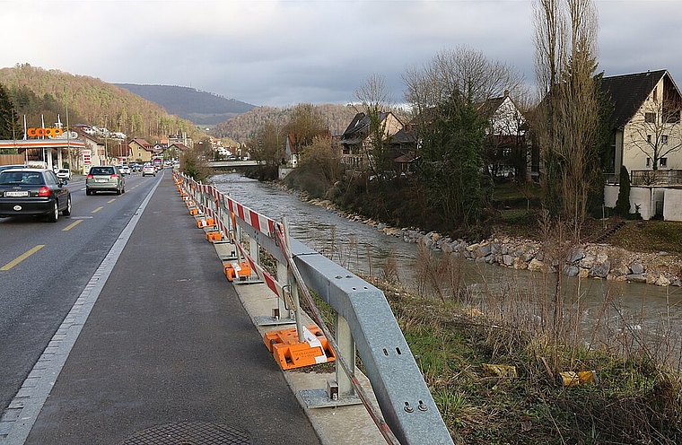 <em>Strassengeländer soll nun definitiv erstellt werden: </em>Auch die Bewohner auf der rechten Seite der Birs müssen weiterhin den Lärm der Laufenstrasse ertragen.Foto: Gaby Walther