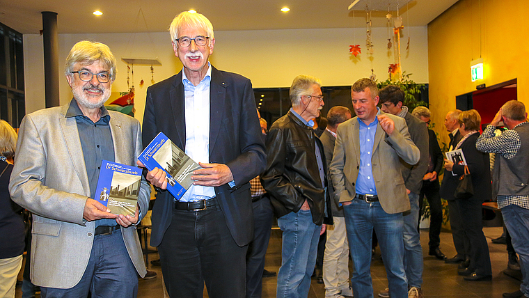 Wandel ist nicht Untergang: Die beiden Redaktoren Thomas Brunnschweiler (r.) und Klaus Fischer haben spannende Zusammenhänge der Industriegeschichte zutage gefördert.  Foto: Gini Minonzio