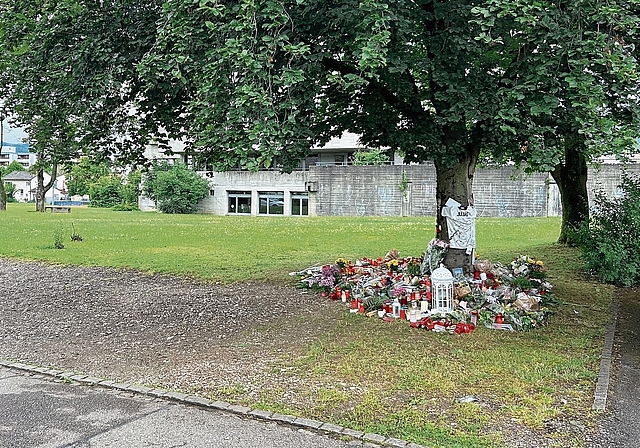Trauerstätte: Beim Schulhaus Neumatt gedenken die Menschen mit Blumen und Kerzen des 15-jährigen Opfers. Foto: Archiv / Nicolas Blust