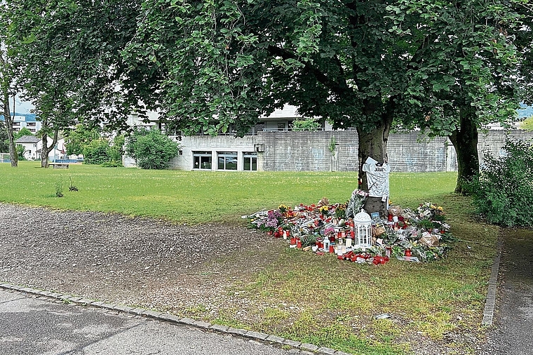 Trauerstätte: Beim Schulhaus Neumatt gedenken die Menschen mit Blumen und Kerzen des 15-jährigen Opfers. Foto: Archiv / Nicolas Blust