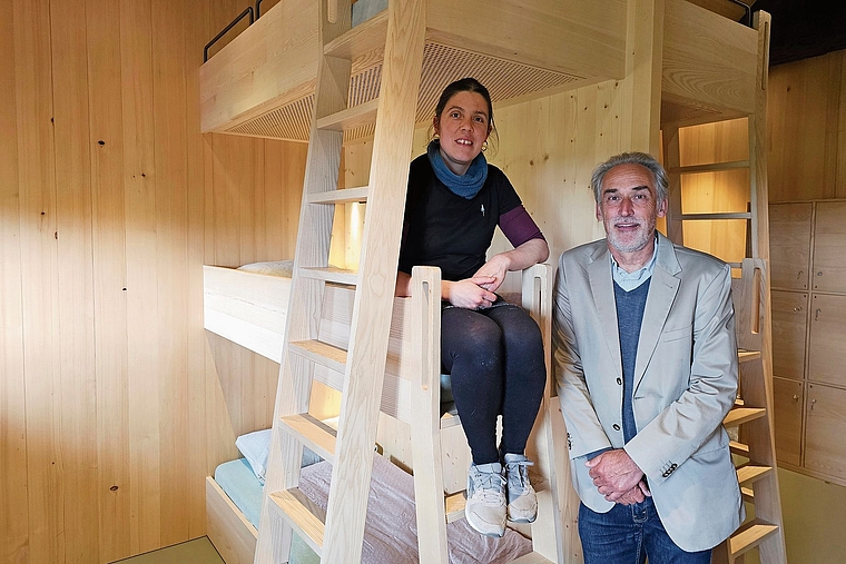 Schlicht, schön und funktional: Betriebsleiterin Andrea Adamer und René Dobler, Präsident der Stiftung Burg Rotberg, in einem der neuen Zimmer. Foto: Melanie Brêchet
