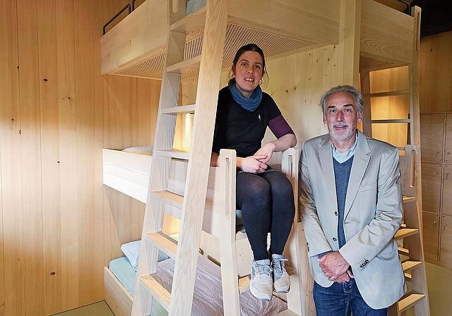 Schlicht, schön und funktional: Betriebsleiterin Andrea Adamer und René Dobler, Präsident der Stiftung Burg Rotberg, in einem der neuen Zimmer. Foto: Melanie Brêchet