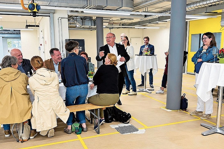 Begrüssung: Regierungsrat Peter Hodel begrüsst beim Apéro die neuen Kadermitarbeitenden des Finanzdepartements. Im Bild Sabine Asprion aus Laufen, juristische Mitarbeiterin. Foto: Gaby Walther