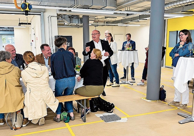 Begrüssung: Regierungsrat Peter Hodel begrüsst beim Apéro die neuen Kadermitarbeitenden des Finanzdepartements. Im Bild Sabine Asprion aus Laufen, juristische Mitarbeiterin. Foto: Gaby Walther