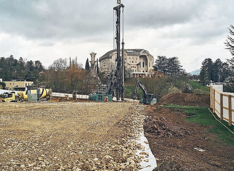 Baustelle der Steiner AG: Hier entstehen 5 Mehrfamilien- und 16 Reiheneinfamilienhäuser auf Arlesheimer Boden. Foto: Roland Schmid/bz-Archiv