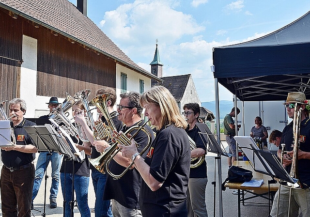 Aller guten Banntagdinge sind drei: Verpflegung, Musik und die Wendelinskapelle. Hier der Musikverein Blauen in Aktion. Fotos: Roland Bürki
