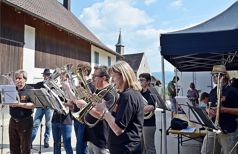 Aller guten Banntagdinge sind drei: Verpflegung, Musik und die Wendelinskapelle. Hier der Musikverein Blauen in Aktion. Fotos: Roland Bürki
