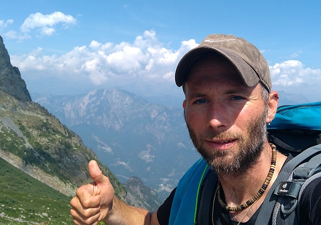 Grenzerfahrung: Christian Jeker wandert auf der Grenze. Fotos: zvg
