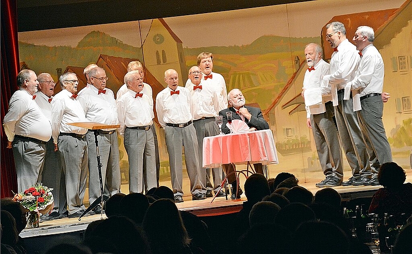 Komödiantischer Männerchor Steffisburg: Er singt dem sitzenden Gast den Speisezettel mit allerlei, allerlei, allerlei, Salat, Salat, Salat… vor. Fotos: Roland Bürki
