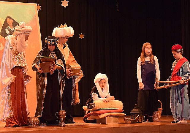  Die Szene: Das Theater spielen zur Weihnachtszeit gehört zu den Höhepunkten für die Blauner Schulkinder. Foto: Bea Asper
