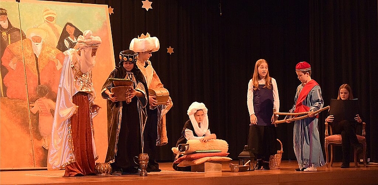 Die Szene: Das Theater spielen zur Weihnachtszeit gehört zu den Höhepunkten für die Blauner Schulkinder. Foto: Bea Asper