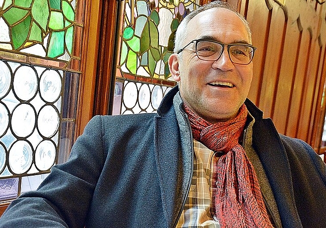 <em>In der Basler Riehentorhalle:</em> Franz Sabo freut sich über seine Schäfchen in Röschenz und die Zeit der Besinnung und Kraftschöpfung an seinem Wohnort.Foto: Roland bürki