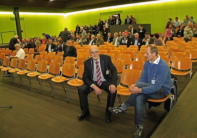 Vor dem Einzug der Gäste: Urs Bieli (l.) und Referent Stefan Marti. Foto: Martin Staub 