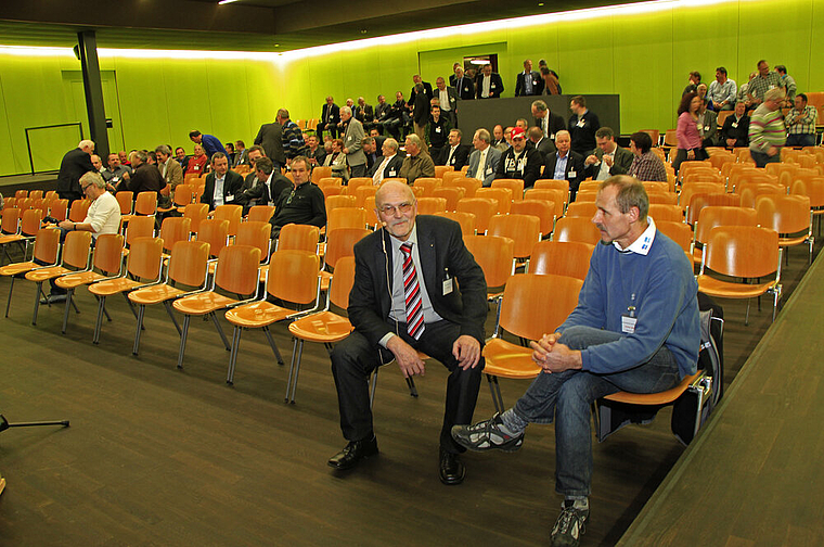 Vor dem Einzug der Gäste: Urs Bieli (l.) und Referent Stefan Marti. Foto: Martin Staub 
