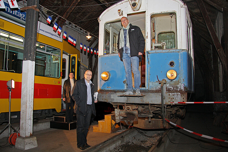 Im BLT-Depot Rodersdorf: Roland Nauli, Präsident des Vereins Pro Birsigthalbahn, auf dem Motorwagen 7. In der Mitte Paul Gschwind, Vizepräsident. Hinten, auf der Treppe des BLT-Trams, Fredi Schödler, Vizedirektor der Baselland Transport AG. Foto