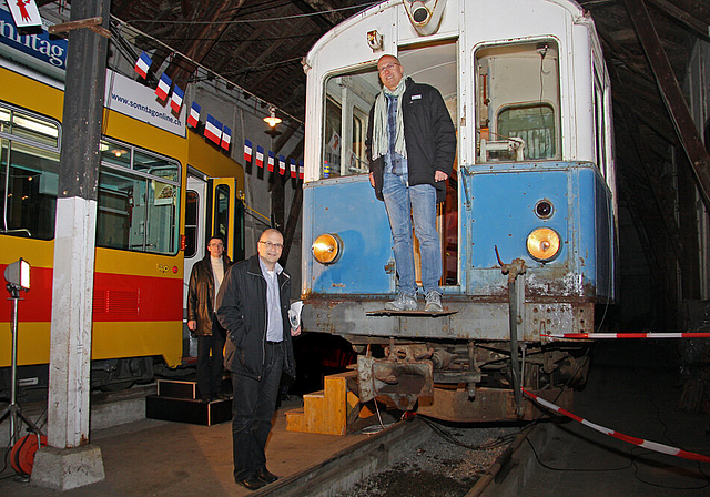 Im BLT-Depot Rodersdorf: Roland Nauli, Präsident des Vereins Pro Birsigthalbahn, auf dem Motorwagen 7. In der Mitte Paul Gschwind, Vizepräsident. Hinten, auf der Treppe des BLT-Trams, Fredi Schödler, Vizedirektor der Baselland Transport AG.   Foto