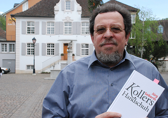 Spielt gerne mit verschiedenen Identitäten, Rollen und Erzählstilen: Jürg Seiberth mit seinem ersten Kriminalroman.  Foto: Thomas Brunnschweiler