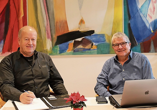 Arbeiteten während Jahren zusammen: Toni Stebler (r.) übergibt das Stiftungsratspräsidium an Dieter Stebler. Foto: Gaby Walther