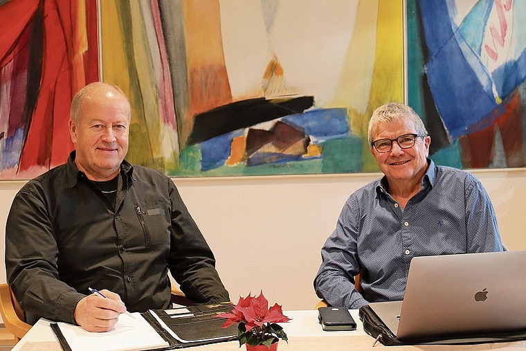 Arbeiteten während Jahren zusammen: Toni Stebler (r.) übergibt das Stiftungsratspräsidium an Dieter Stebler. Foto: Gaby Walther