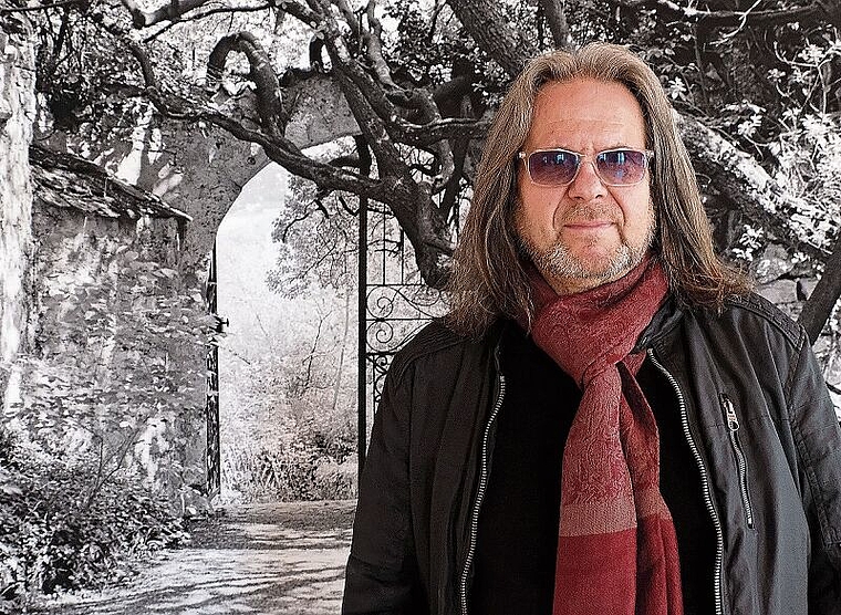 Helligkeit und Schatten: der Fotograf Silvio Panosetti vor seinem grossen «Burggarten». Dahinter beginnt vielleicht die Anderswelt. Foto: Thomas Brunnschweiler