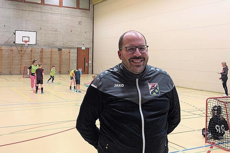 Stolz und engagiert: Chef der Sektion Unihockey, Andreas Maeder, beim Training der neuen Unihockeyschule. Foto: Florin Bürgler