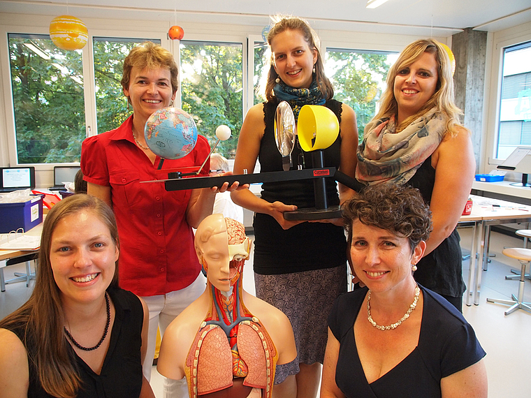 Im neu geschaffenen Ressourcenraum: Pia Augsburger, Eva Hungerbühler, Miriam Locher (stehend v. l.), Nadja Herrmann und Nathalie Meyer (unten r.) bringen den Kindern technisch-naturwissenschaftliche Themen näher. Foto: Tobias Gfeller