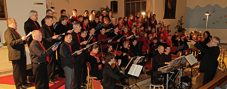 70-köpfiges Halleluja: Der Chor Gospelfire, ein Kinderchor, Instrumentalisten und die beiden musikalischen Leiter Paul Stebler und Natalia Hofer (r.). Foto: Martin Staub