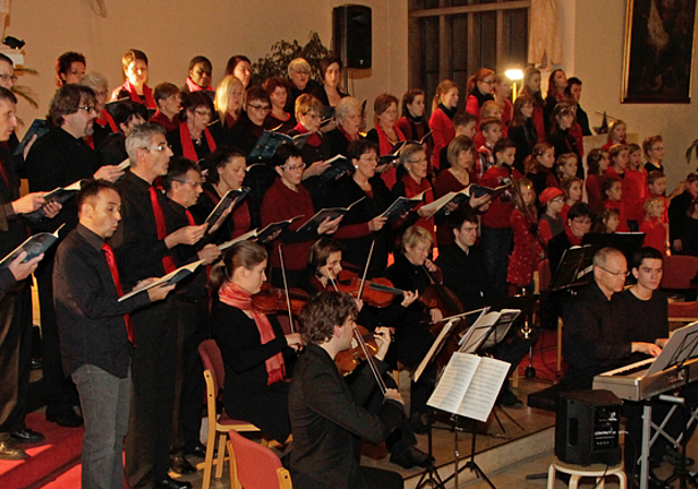 70-köpfiges Halleluja: Der Chor Gospelfire, ein Kinderchor, Instrumentalisten und die beiden musikalischen Leiter Paul Stebler und Natalia Hofer (r.).  Foto: Martin Staub