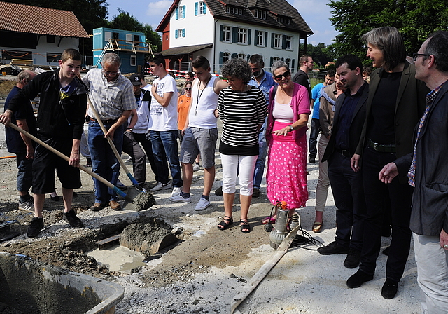 Symbolischer Moment: Eine «goldene» Truhe wird ins Fundament des neuen Werkstattgebäudes eingelassen.  Foto: Heiner Leuthardt