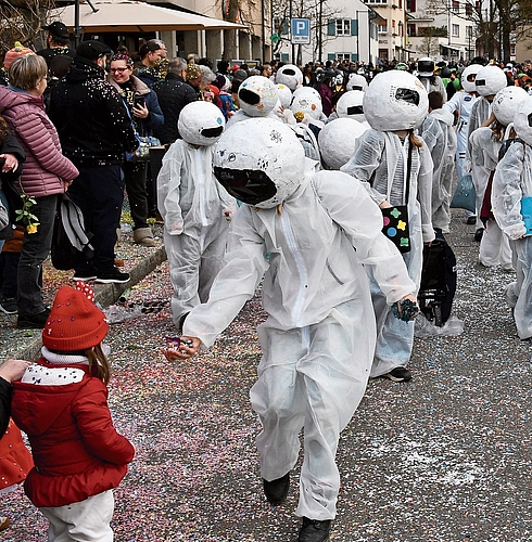 Grosszügig: Bevor es ins Weltall geht, hat dieser Astronaut noch eine süsse Überraschung – aber Obacht, die Räppli sind in der anderen Hand schon parat.