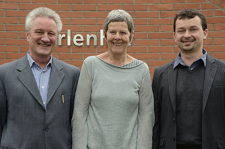 Der alte und der neue Heimleiter: Stiftungsratspräsidentin Lisa Nussbaumer, flankiert vom scheidenden Arthur Sennrich (l.) und seinem Nachfolger Pascal Brenner. Foto: Heiner Leuthardt