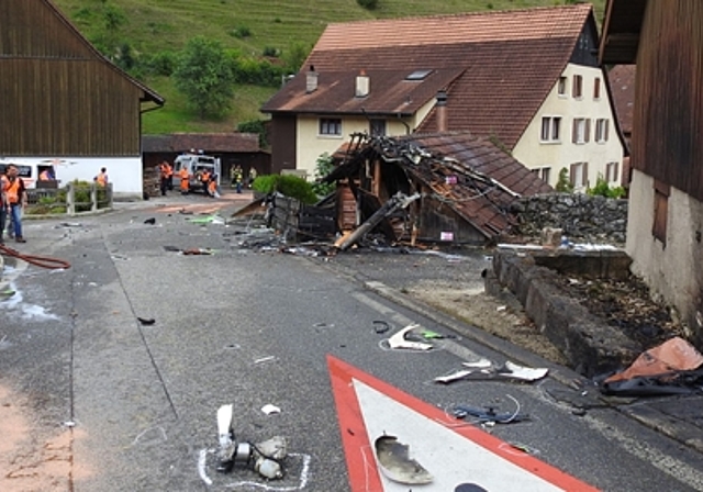 Nur Trümmerteile: An der Absturzstelle des verunglückten Piloten mitten im Dorf sieht es furchtbar aus. Foto: ZVG 