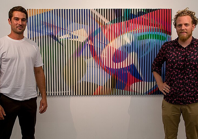Die beiden Kunstschaffenden vor einem ihrer gemeinsamen Werke: Lukas Oberer (l.) und Raphaël Borer. Foto: Martin Staub
