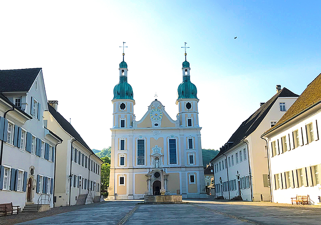 Unterschiedliche Ansichten: So friedlich wie hier auf dem Arlesheimer Domplatz ist es bei den beiden römisch-katholischen Pfarreien St. Odilia Arlesheim und St. Franz Xaver Münchenstein aktuell nicht.  Foto: Archiv / Axel Mannigel