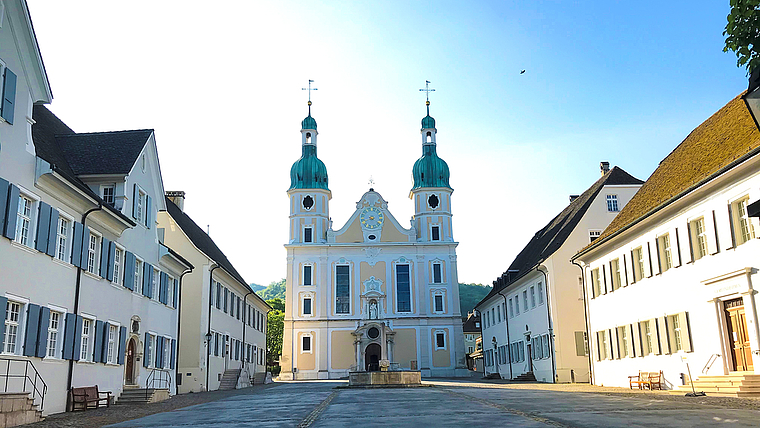 Unterschiedliche Ansichten: So friedlich wie hier auf dem Arlesheimer Domplatz ist es bei den beiden römisch-katholischen Pfarreien St. Odilia Arlesheim und St. Franz Xaver Münchenstein aktuell nicht. Foto: Archiv / Axel Mannigel