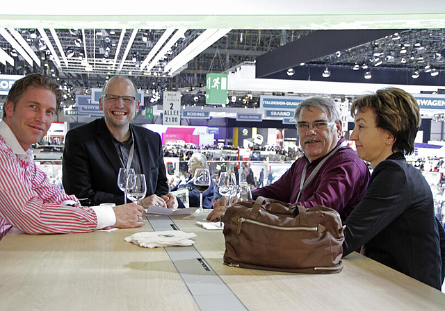 Kontaktpflege in der Škoda-Lounge: Markus Würsch, Leiter Inserateverkauf (2. v. l.), unterhält sich mit seinen Gästen.  Foto: Martin Staub