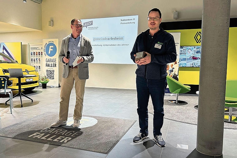 Unternehmen des Jahres: Gemeinderat Peter Vetter (links) überreicht den Preisan Lukas Haas, Geschäftsführer der Luxor Haushaltsapparate AG. Foto: Nicolas Blust