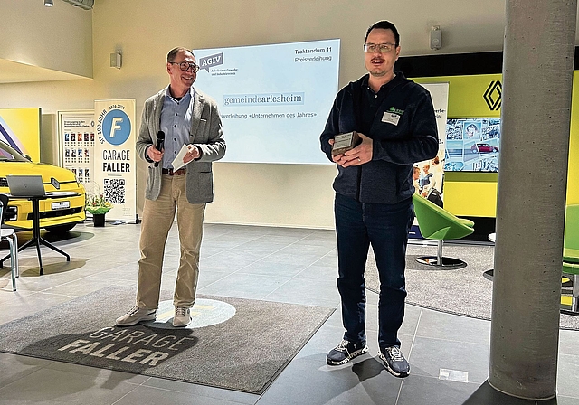 Unternehmen des Jahres: Gemeinderat Peter Vetter (links) überreicht den Preisan Lukas Haas, Geschäftsführer der Luxor Haushaltsapparate AG. Foto: Nicolas Blust