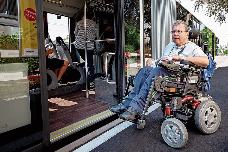 Auf Hilfe angewiesen: Ohne Rampe kann Marc Eglin nicht in den Bus einsteigen. Foto: Kenneth Nars