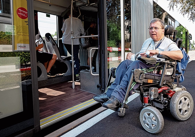 Auf Hilfe angewiesen: Ohne Rampe kann Marc Eglin nicht in den Bus einsteigen. Foto: Kenneth Nars