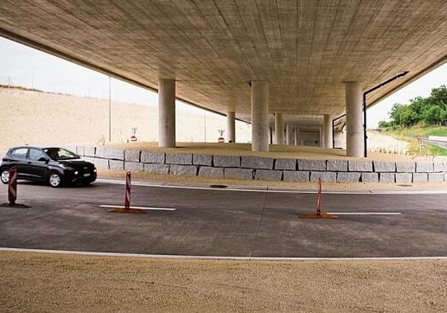 Endlich fertig: Am letzten Freitag wurde der A18-Vollanschluss, zu dem auch dieser Kreisel gehört, feierlich eingeweiht.
         
         
            Foto: Roland Schmid